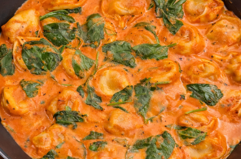 One Pan Creamy Tomato Tortellini mit Spinat und Parmesan