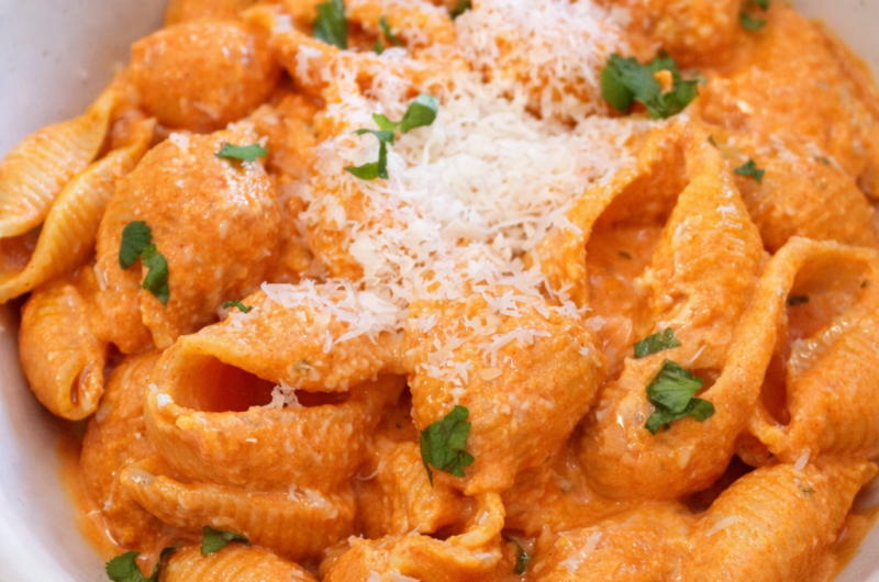 Schnelle cremige Pasta mit Frischkäse in Tomatensauce