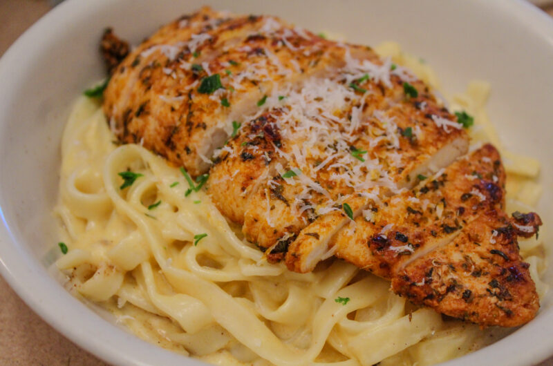 Chicken Alfredo Pasta mit Sahnesoße und Parmesan
